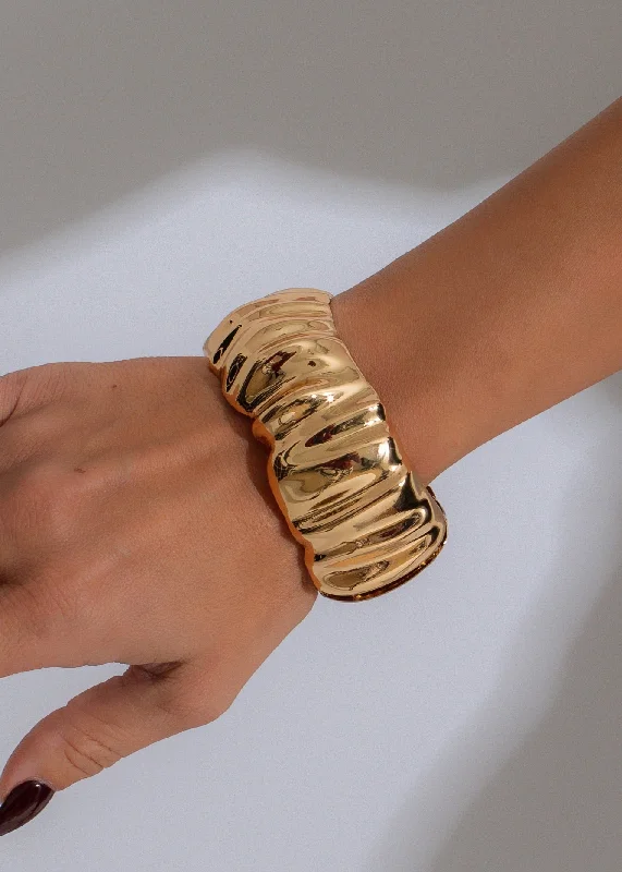 Timeless Beauty, Unbeatable Deals – Jewelry Sale On Chrome Wave Bracelet Gold