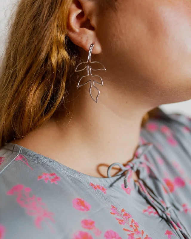 Must-Have Jewelry At Irresistible Discounts Fauna Wire Earrings - Silver