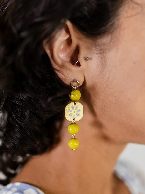 Your Perfect Accessory Now At The Best Price Painted Daisy Dangle Earrings - Chartreuse Your Perfect Accessory Now At The Best Price Painted Daisy Dangle Earrings - Chartreuse