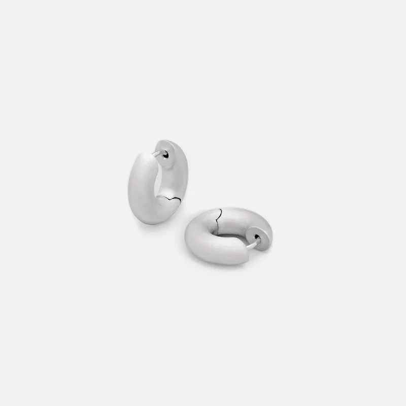Huge Savings On Timeless Jewelry Collections Tom Wood Chunky Hoops Satin Small - Silver Huge Savings On Timeless Jewelry Collections Tom Wood Chunky Hoops Satin Small - Silver