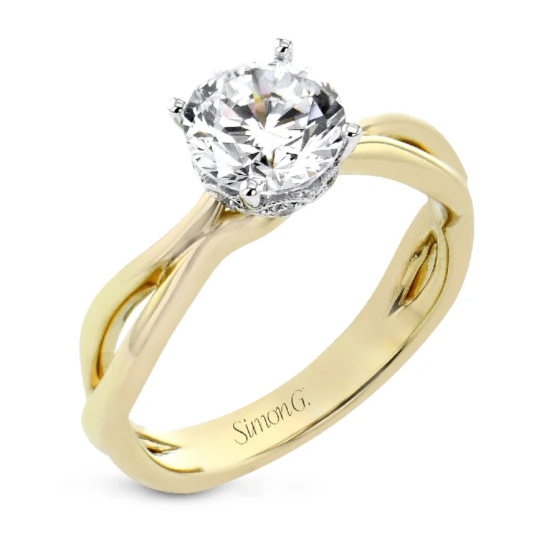 Round-cut Hidden Halo Engagement Ring in 18k Gold with Diamonds