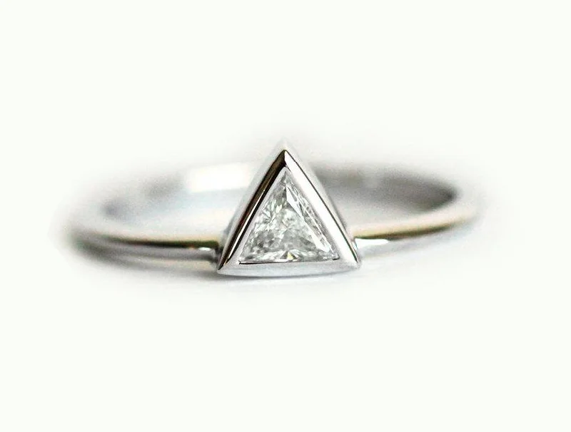 Big Savings On Your Favorite Jewelry Pieces Triangle Cut Diamond 0.2 Carat Set In Gold Ring