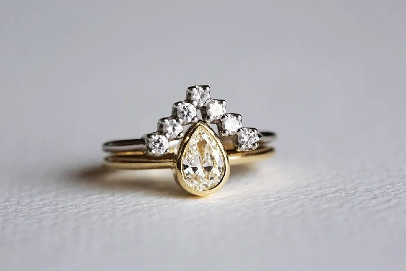 Pear Diamond Ring Set With V-Shaped Diamond Band