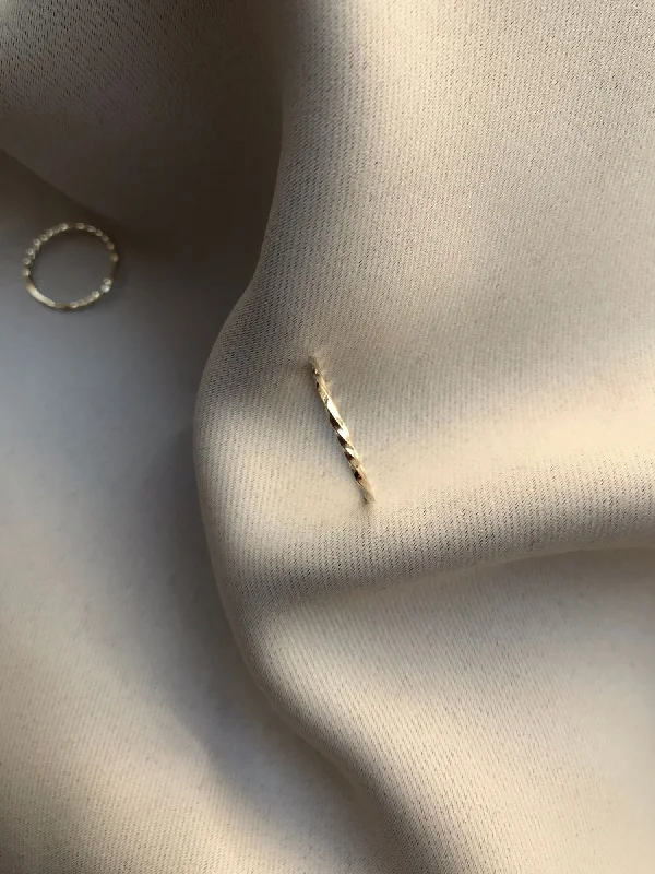 Dazzling Deals On Necklaces, Bracelets, And More O TWIST Day/light 8K Gold Ring