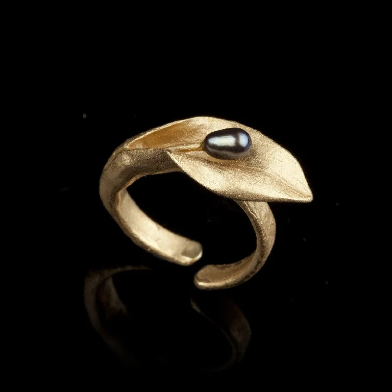 Delicate Crystal Jewelry For Sophisticated Charm Hosta Ring